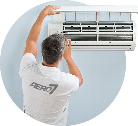 Pracownik Aero7 w trakcie montażu klimatyzacji