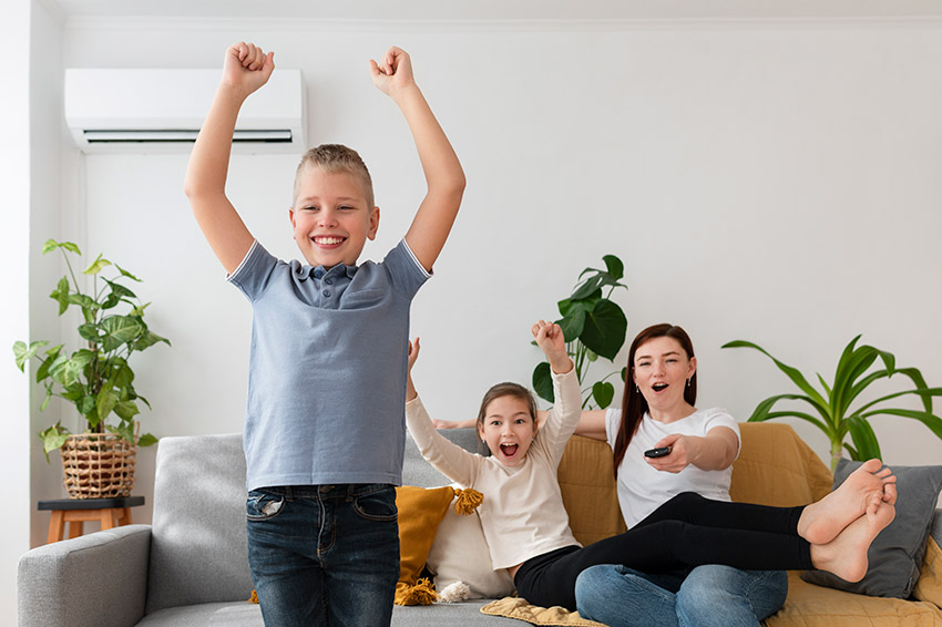 szczęśliwa rodzina przy klimatyzatorze