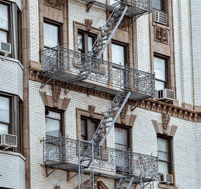 Klimatyzatory zamontowane na budynku zabytkowym