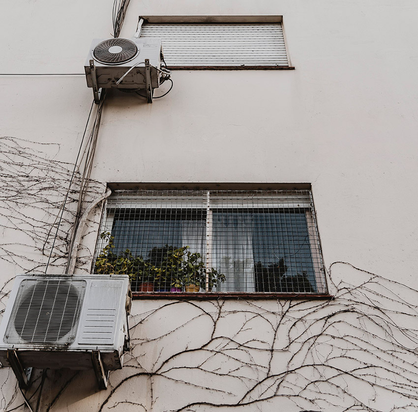Klimatyzatory zamontowane w bloku