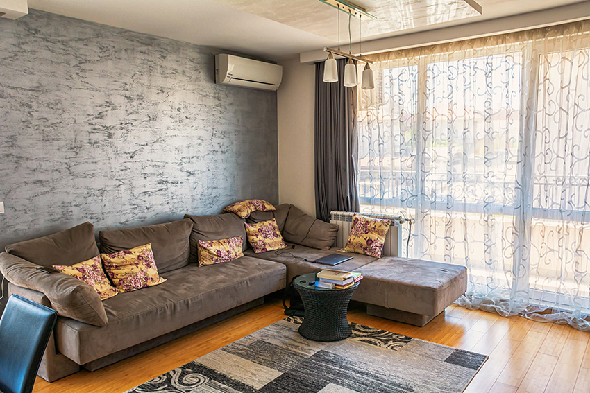 Klimatyzator zamontowany w mieszkaniu w kamienicy – efekt końcowy instalacji