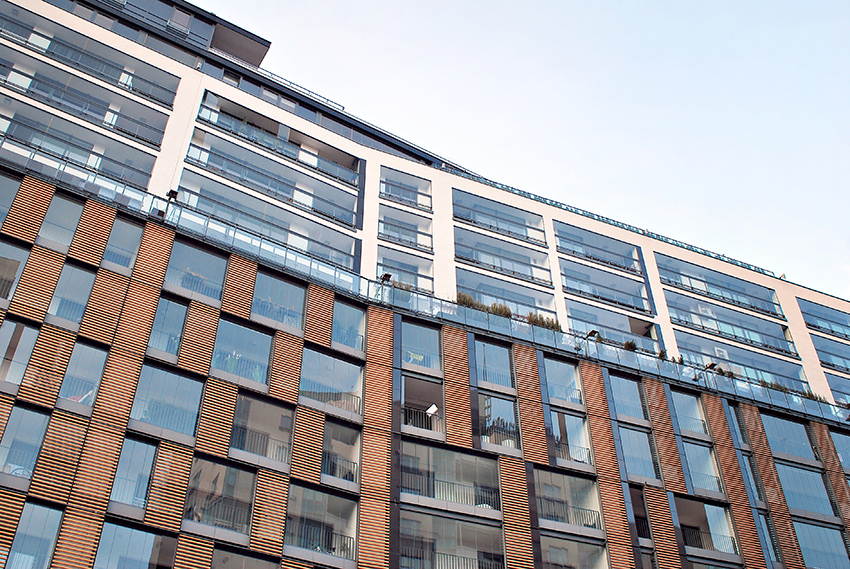 Nowoczesna elewacja budynku z dużymi przeszkleniami – typowa zabudowa nowych inwestycji