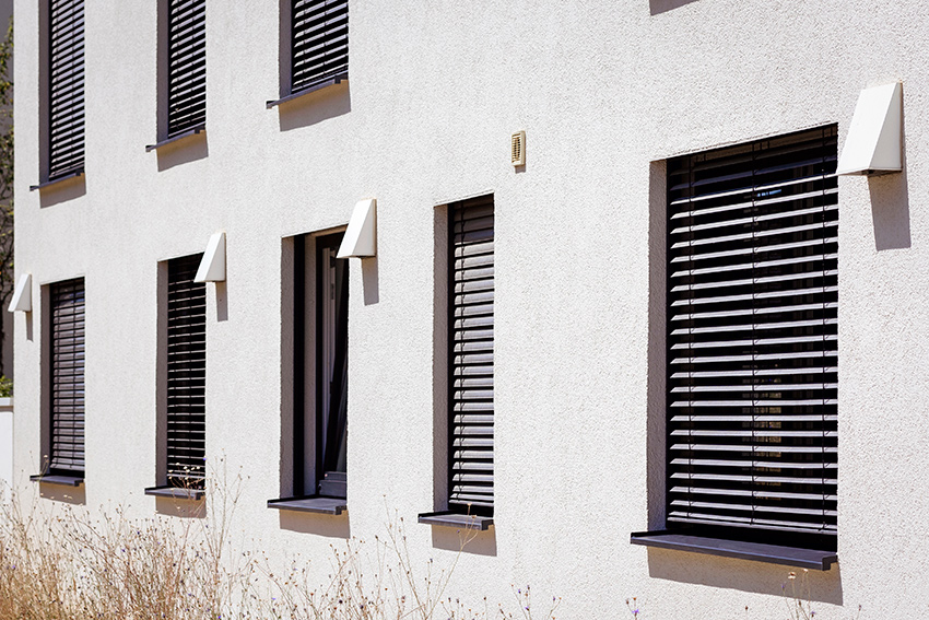 Zewnętrzne osłony przeciwsłoneczne na oknach – ograniczanie nagrzewania pomieszczeń