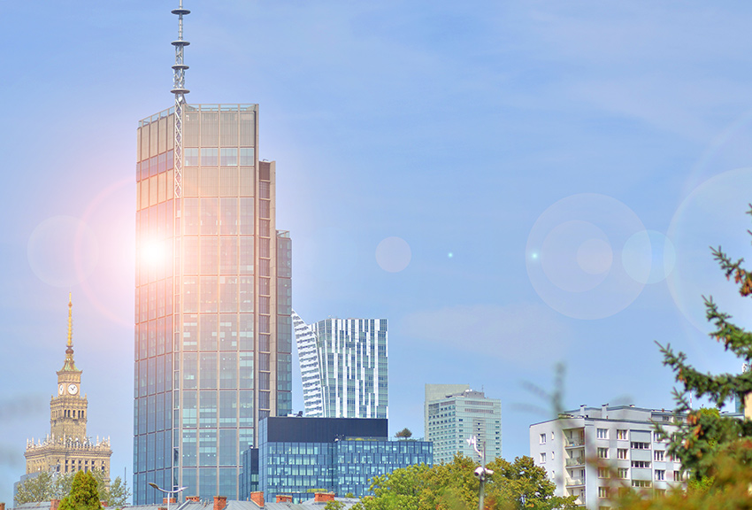 Gęsta zabudowa w centrum Warszawy – warunki sprzyjające miejskiej wyspie ciepła