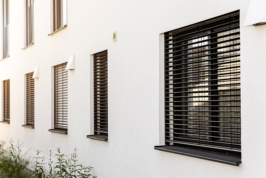 Zewnętrzne osłony przeciwsłoneczne na oknach – ograniczanie nagrzewania w mieście