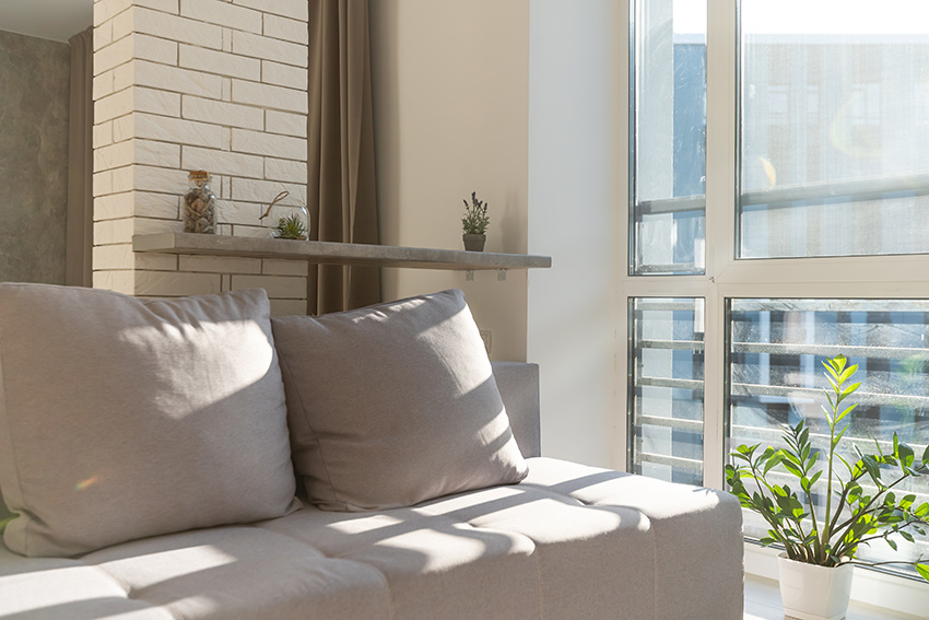 Światło słoneczne wpadające do wnętrza – przegrzewanie pomieszczeń w czasie upałów