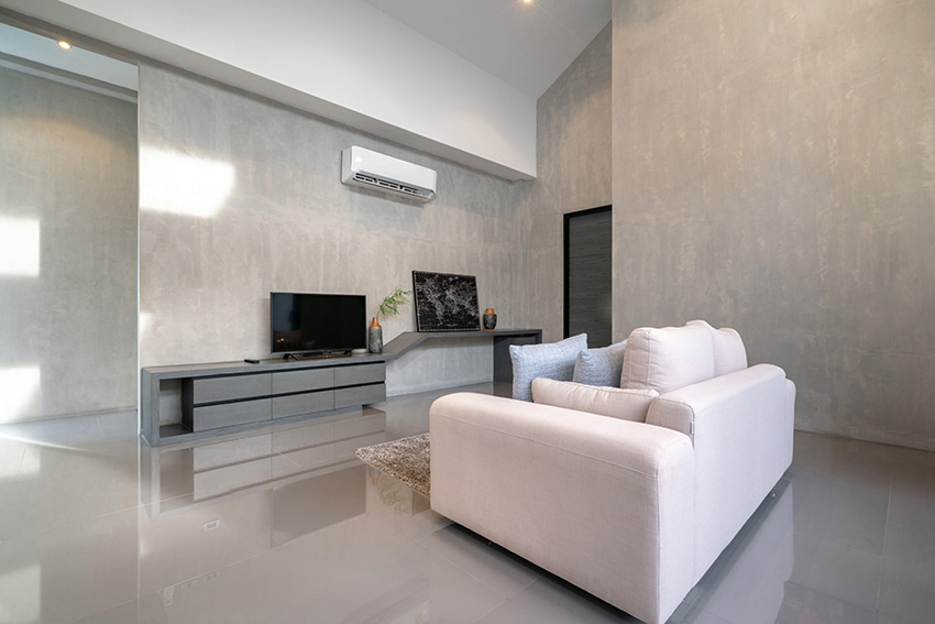 Klimatyzator ścienny w nowoczesnym wnętrzu na osiedlu mieszkaniowym