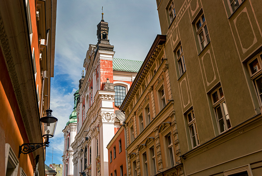 Zabudowa centrum Poznania z wąskimi ulicami i zwartą architekturą