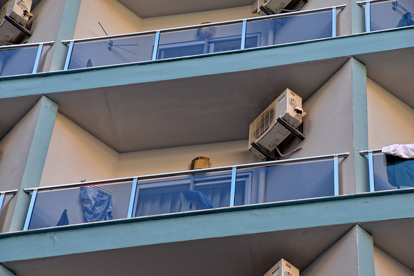 Jednostka klimatyzacji zamontowana na balkonie w Katowicach