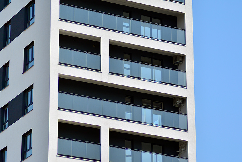 Nowoczesne osiedle w Białymstoku z dużymi przeszkleniami