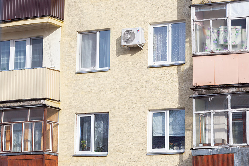 klimatyzator zamontowany na elewacji bloku mieszkalnego