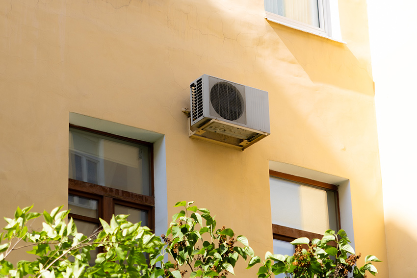 klimatyzator zewnętrzny na elewacji bloku