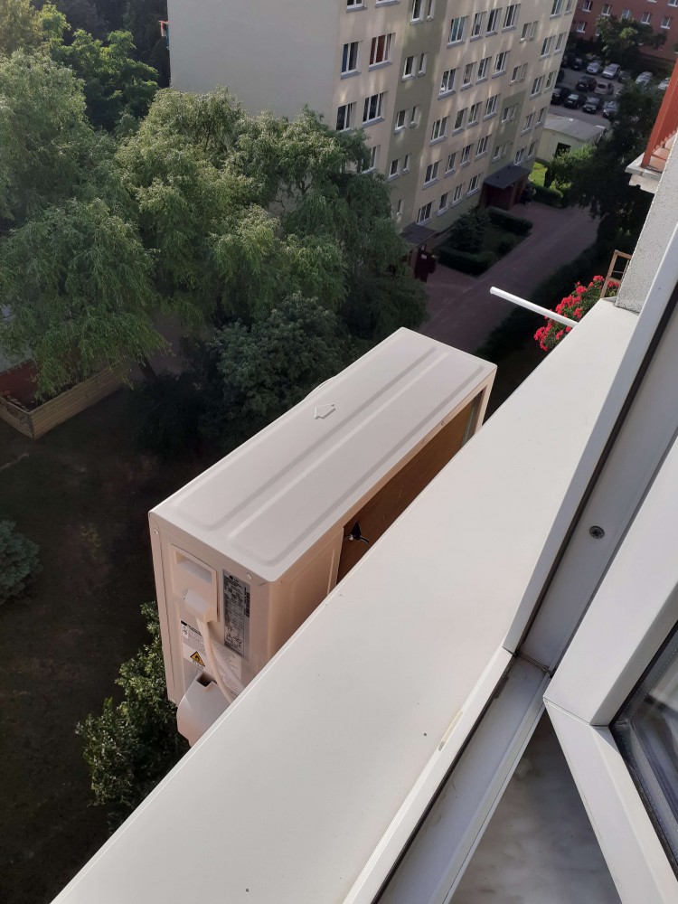 klimatyzacja zamontowana na balkonie