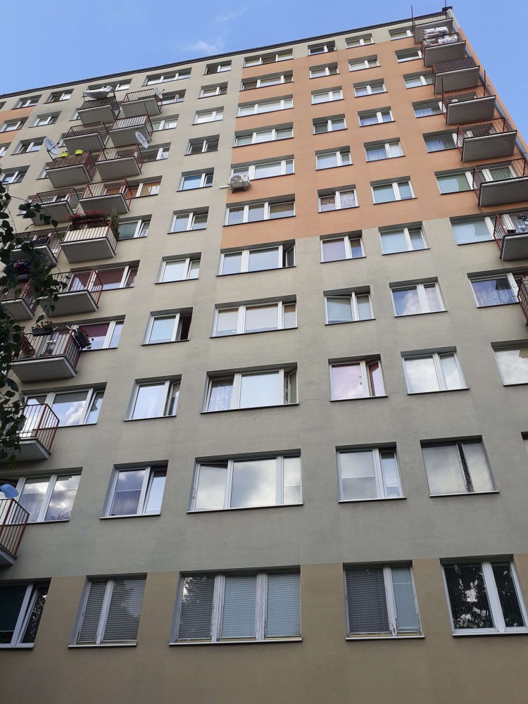 klimatyzacja na elewacji budynku