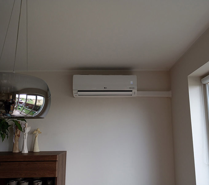 Jednostka wewnętrzna klimatyzacji zamontowana w mieszkaniu w Katowicach