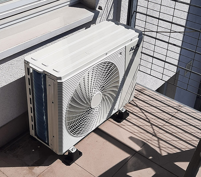 Jednostka zewnętrzna AUX zamontowana na balkonie w Katowicach