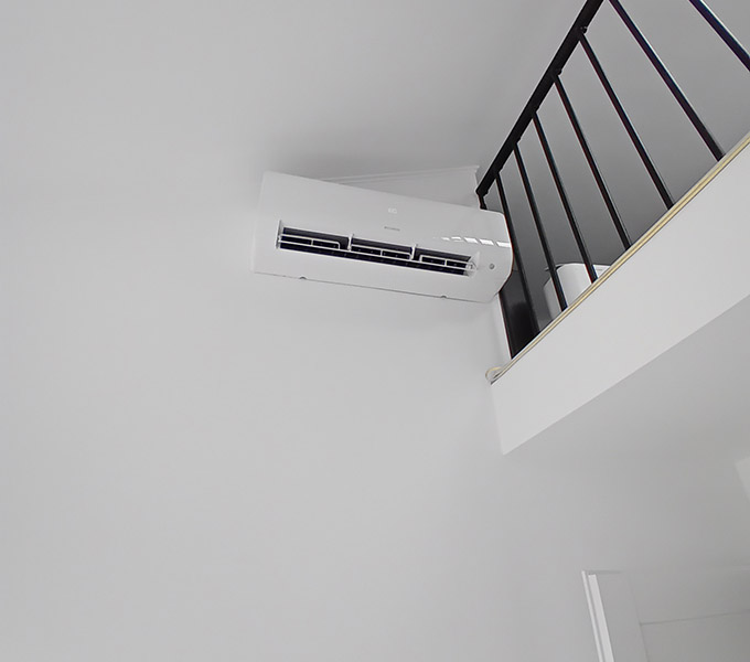 Jednostka wewnętrzna klimatyzacji zamontowana w mieszkaniu w Katowicach