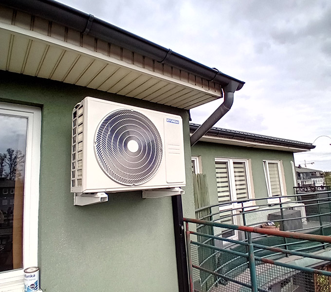Jednostka zewnętrzna klimatyzacji zamontowana na elewacji domu w Katowicach