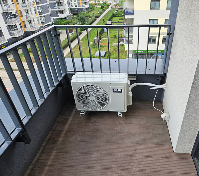 Jednostka zewnętrzna AUX zamontowana na balkonie w Katowicach