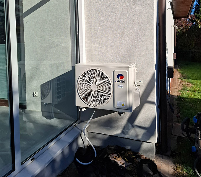 Jednostka zewnętrzna Gree zamontowana na elewacji domu w Katowicach