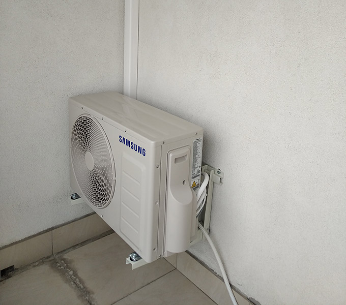 Jednostka zewnętrzna Samsung zamontowana przy mieszkaniu w Katowicach
