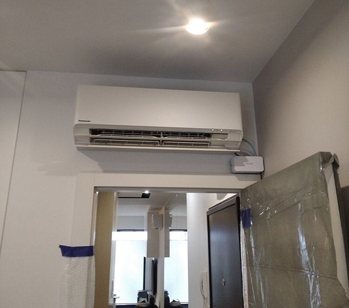 Jednostka wewnętrzna Panasonic zamontowana nad drzwiami w mieszkaniu w Katowicach