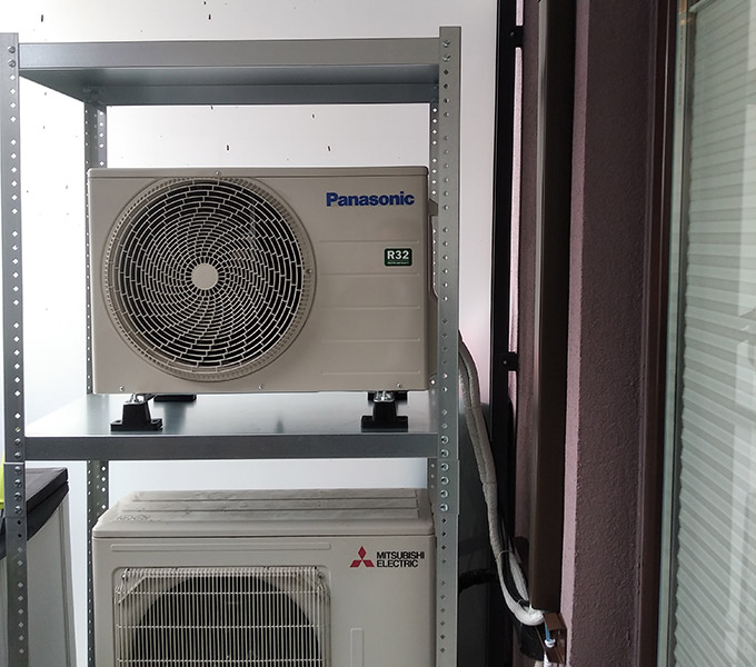 Jednostki zewnętrzne Panasonic i Mitsubishi Electric zamontowane na konstrukcji technicznej w Katowicach