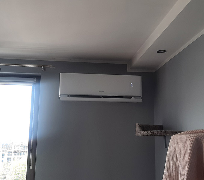 Jednostka wewnętrzna klimatyzacji zamontowana wysoko na ścianie w mieszkaniu w Katowicach
