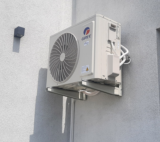 Jednostka zewnętrzna Gree zamontowana na elewacji domu w Katowicach