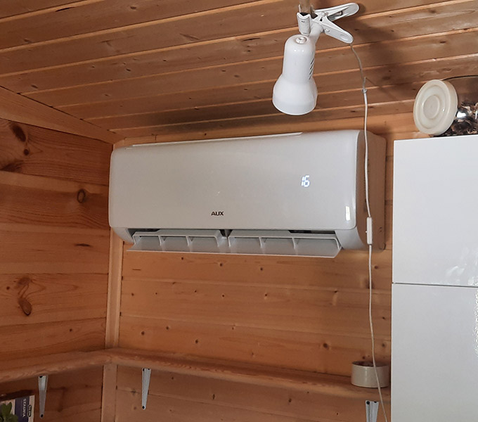 Jednostka wewnętrzna AUX zamontowana w pomieszczeniu w Katowicach