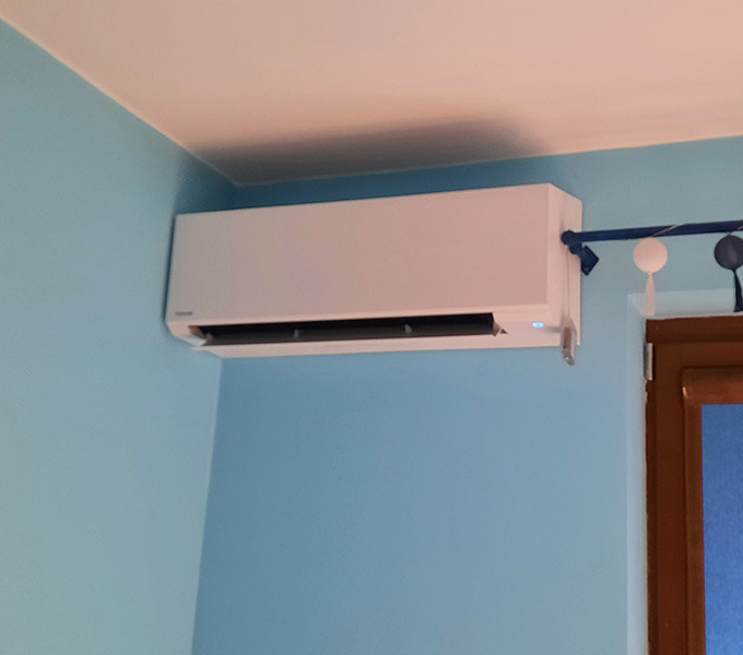 Jednostka wewnętrzna klimatyzacji zamontowana w pokoju w Katowicach