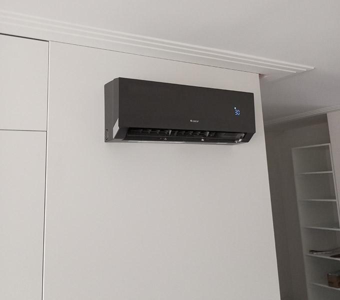 Jednostka wewnętrzna Gree w czarnej obudowie zamontowana w mieszkaniu w Katowicach