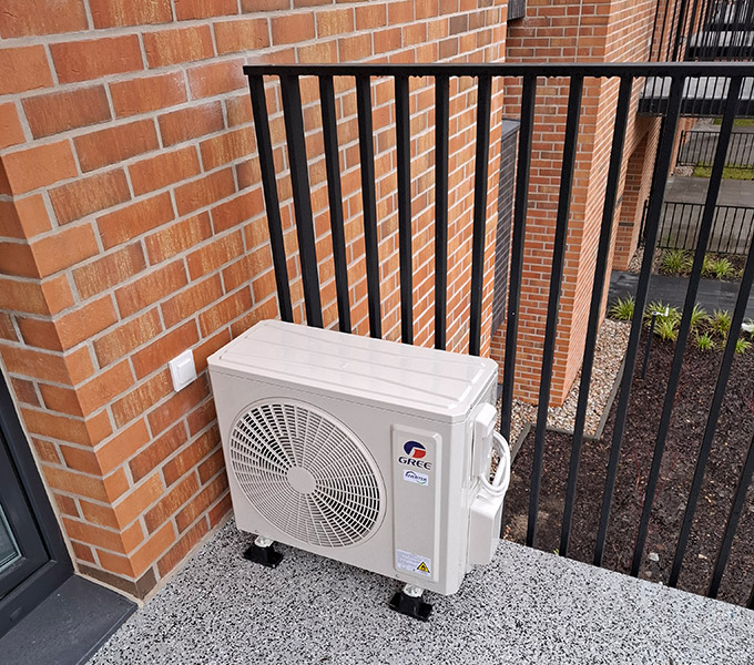 Jednostka zewnętrzna Gree zamontowana na balkonie w Katowicach