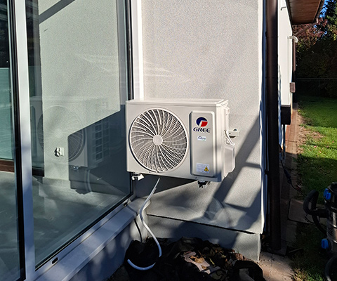 Montaż klimatyzacji Gree Airy White 3,5 kW w domu jednorodzinnym 32 m2 w Katowicach – Piotrowice-Ochojec