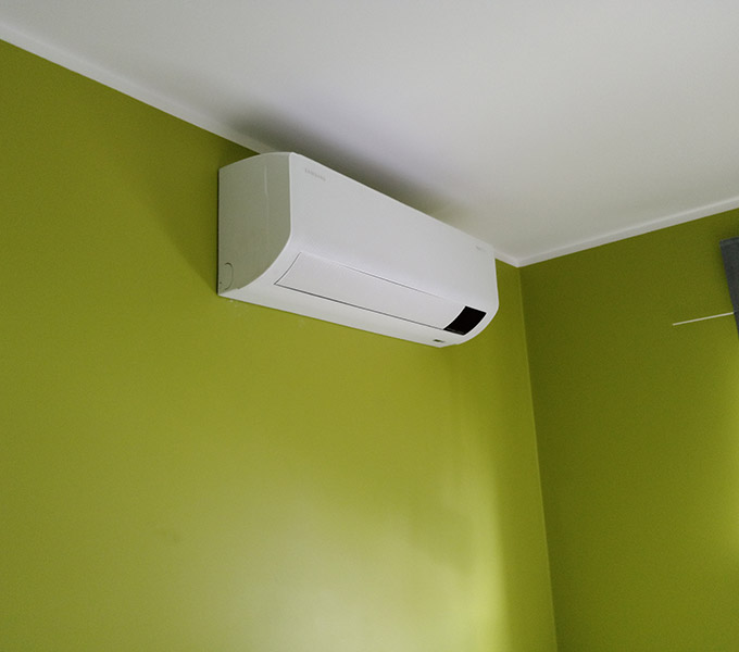 Jednostka wewnętrzna klimatyzacji zamontowana w mieszkaniu w Katowicach