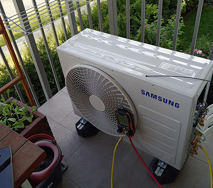 Jednostka zewnętrzna Samsung zamontowana na balkonie w Katowicach