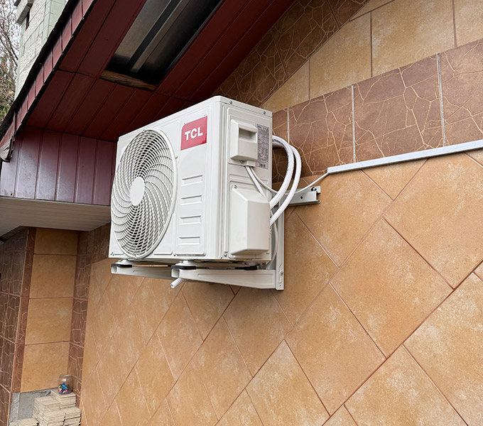 Jednostka zewnętrzna klimatyzacji TCL zamontowana na elewacji w Katowicach