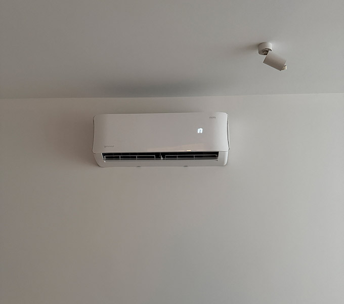 Jednostka wewnętrzna klimatyzacji zamontowana w mieszkaniu w Katowicach