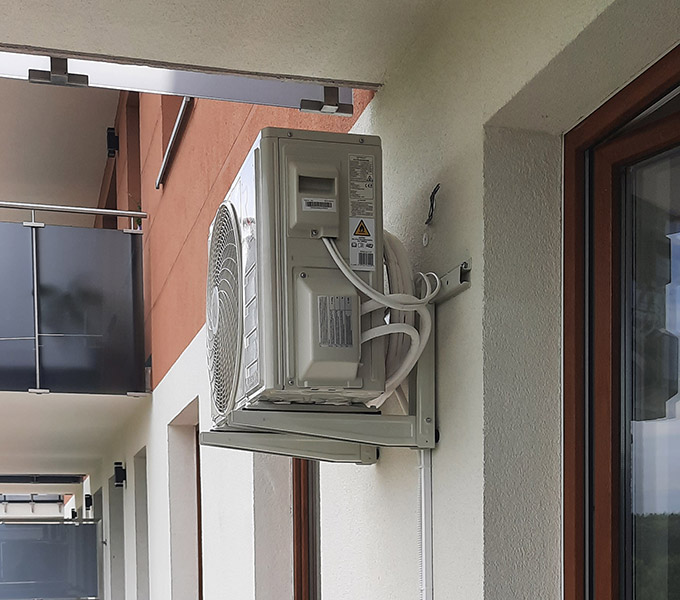 Jednostka zewnętrzna klimatyzacji zamontowana na balkonie w Katowicach