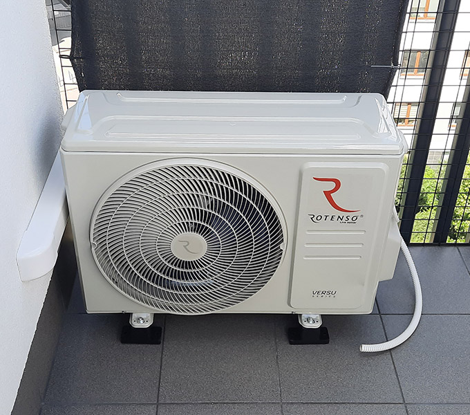 Jednostka zewnętrzna Rotenso zamontowana na balkonie w Katowicach