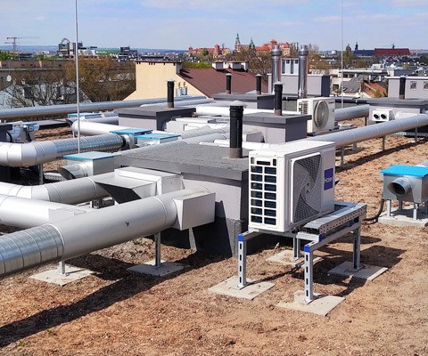 Jednostka zewnętrzna Haier zamontowana na dachu budynku w Krakowie