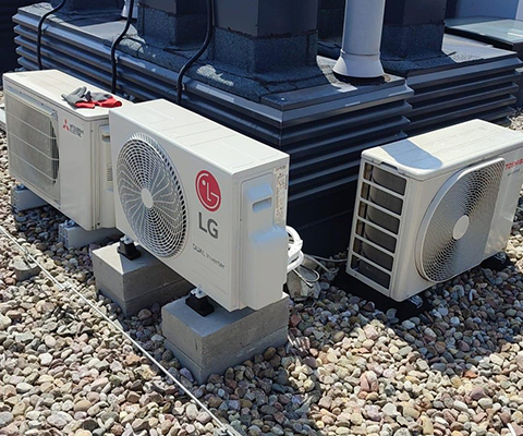 Zewnętrzne jednostki klimatyzacyjne ustawione na dachu w Krakowie