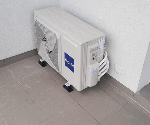 Agregat Haier zamontowany na balkonie w Krakowie