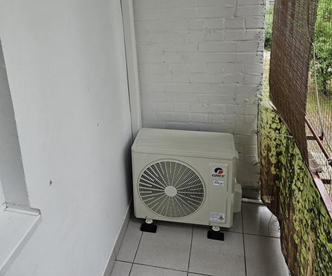 Jednostka zewnętrzna Gree ustawiona na balkonie w Krakowie