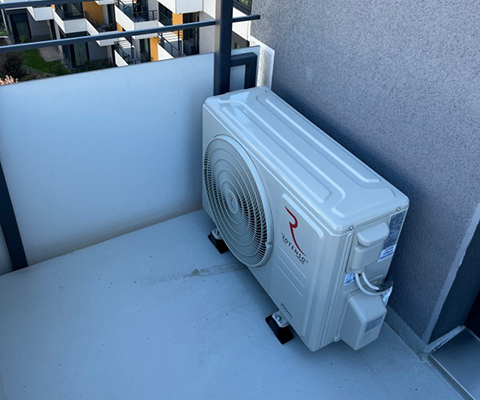 Agregat Rotenso ustawiony na balkonie w Krakowie