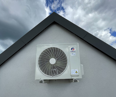 Jednostka zewnętrzna Gree – montaż na elewacji domku w Krakowie