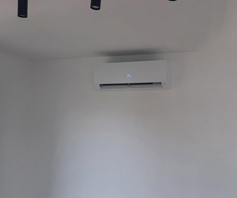 Jednostka wewnętrzna klimatyzatora zamontowana w nowym mieszkaniu w Krakowie