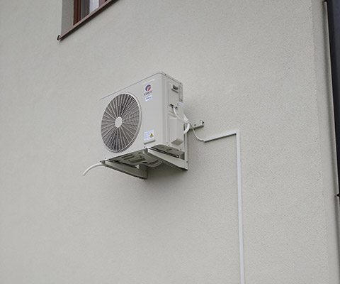 montaż klimatyzacji na elewacji krakowskego budynku