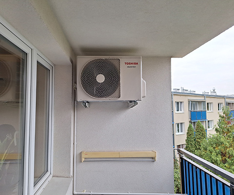 Montaż klimatyzacji Toshiba Shorai Edge White 3,5 kW na balkonie w mieszkaniu 30 m2 w Krakowie – Czyżyny