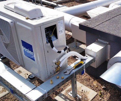Jednostka zewnętrzna Haier w trakcie instalacji na dachu w Krakowie